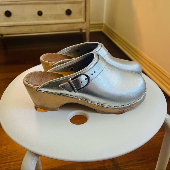 Hanna Andersson Other - silver hanna andersson silver clogs